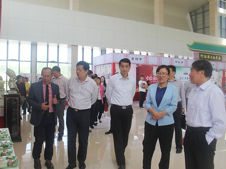 湖北省市領(lǐng)導親臨李時珍全國經(jīng)理人大會現(xiàn)場加油打氣